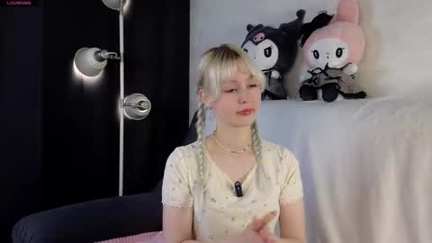 Snapshot of peek_in_my_window chatting on 09.18.25 tony online show from 09.18.25