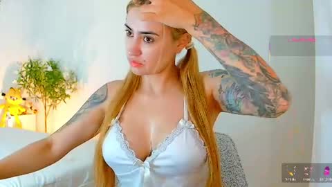 Snapshot of pennyy__ chatting on 07.16.26 Hi Im Penelope better vibrations 1111 online show from 07.16.26