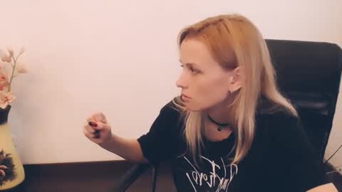 Snapshot of peppymia chatting on 09.10.25 Mia online show from 09.10.25