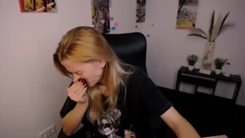 Snapshot of peppymia chatting on 09.17.25 Mia online show from 09.17.25