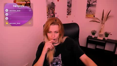 Snapshot of peppymia chatting on 09.19.25 Mia online show from 09.19.25