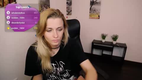 Snapshot of peppymia chatting on 09.30.25 Mia online show from 09.30.25