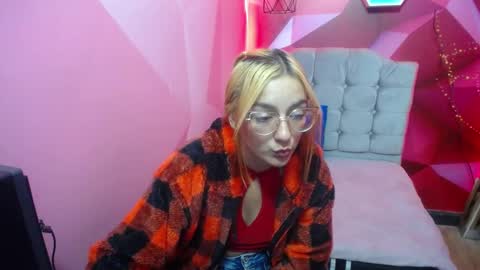 Snapshot of perla_red chatting on 01.10.25 PERLA RED online show from 01.10.25