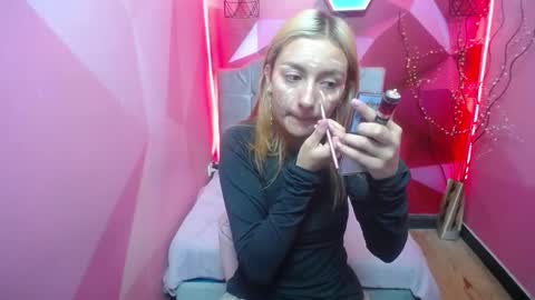 Snapshot of perla_red chatting on 01.24.25 PERLA RED online show from 01.24.25