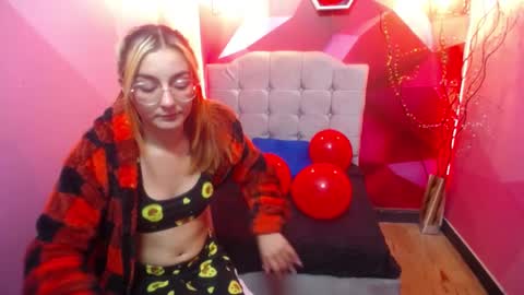 Snapshot of perla_red chatting on 02.19.25 PERLA RED online show from 02.19.25