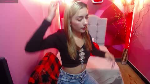Snapshot of perla_red chatting on 03.01.25 PERLA RED online show from 03.01.25
