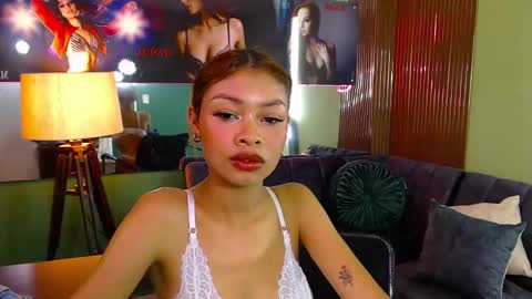 Snapshot of perla_st chatting on 03.04.25 Perla online show from 03.04.25