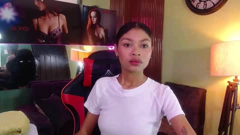 Snapshot of perla_st chatting on 09.15.25 Perla online show from 09.15.25