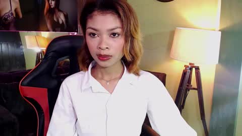 Snapshot of perla_st chatting on 09.22.25 Perla online show from 09.22.25