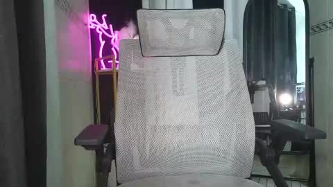 Snapshot of petit_soflexx chatting on 10.28.25 abby online show from 10.28.25