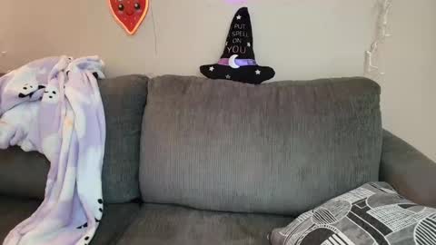 Snapshot of petite_cupcake chatting on 10.01.25 Little cupcake online show from 10.01.25