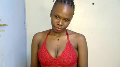 Snapshot of petite_desiree chatting on 11.17.25 Desiree online show from 11.17.25