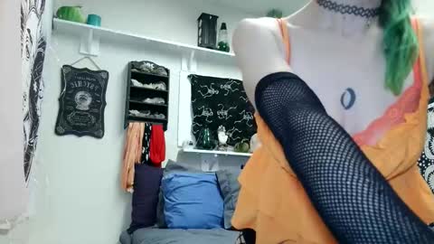 Snapshot of petite_emeri chatting on 10.31.25 Emeri online show from 10.31.25