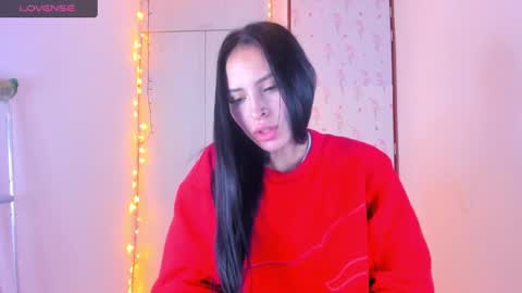 Snapshot of petite_linda chatting on 03.08.25 Linda online show from 03.08.25