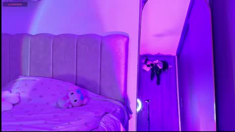 Snapshot of petite_marie_ chatting on 10.31.25 petite_marie_ online show from 10.31.25