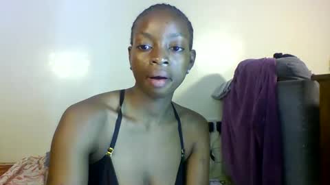 petite_queen001 online show from 10.10.25