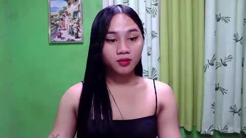 Snapshot of petite_trish chatting on 12.08.24 trish online show from 12.08.24