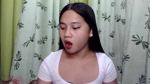 Snapshot of petite_trish chatting on 01.22.25 trish online show from 01.22.25