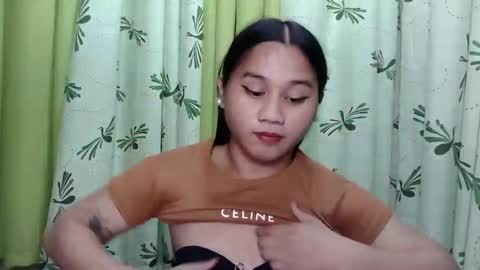 Snapshot of petite_trish chatting on 01.25.25 trish online show from 01.25.25