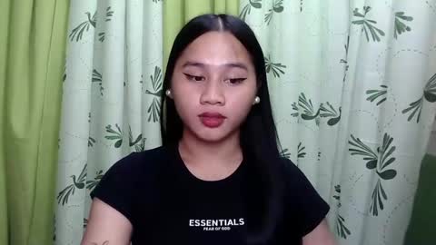 Snapshot of petite_trish chatting on 02.01.25 trish online show from 02.01.25