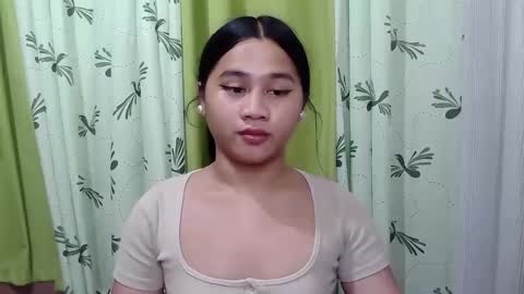 Snapshot of petite_trish chatting on 02.18.25 trish online show from 02.18.25