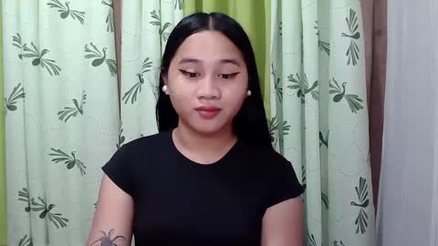 Snapshot of petite_trish chatting on 02.22.25 trish online show from 02.22.25