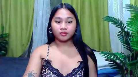 Snapshot of petite_trish chatting on 09.18.25 trish online show from 09.18.25