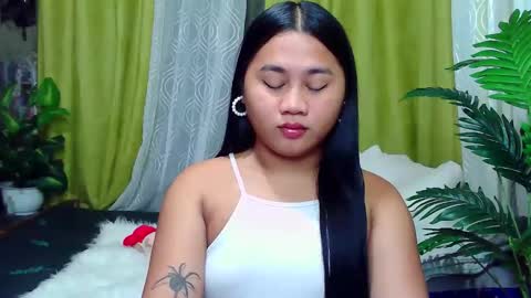 Snapshot of petite_trish chatting on 10.03.25 trish online show from 10.03.25