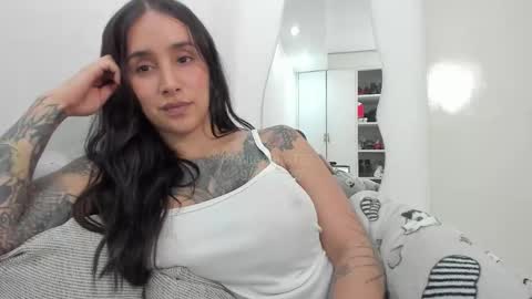 Snapshot of petitealejats chatting on 10.20.25 PetiteAlejaTs online show from 10.20.25