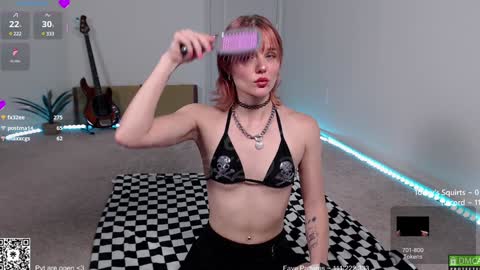 Snapshot of petitebrat chatting on 01.25.25 PiperAvery online show from 01.25.25