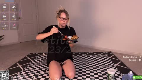 Snapshot of petitebrat chatting on 11.23.25 PiperAvery online show from 11.23.25