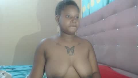 Snapshot of petitechocolatemommy chatting on 11.30.25 petitechocolatemommy online show from 11.30.25