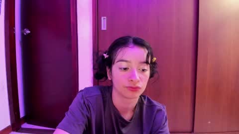 Snapshot of petitee_lunna chatting on 02.23.25 Lunna online show from 02.23.25