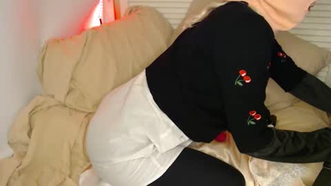 Snapshot of petitegirlypop chatting on 09.28.25 petitegirlypop online show from 09.28.25