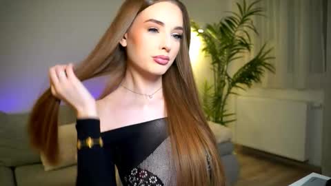 Petitegonwiild online show from 11.25.25