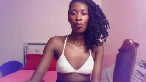 Snapshot of petitequeen099 chatting on 04.08.26 QueP online show from 04.08.26