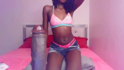 Snapshot of petitequeen099 chatting on 04.14.26 QueP online show from 04.14.26