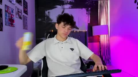Snapshot of philippsx chatting on 06.21.26 PHILLIP online show from 06.21.26