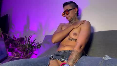 Snapshot of phillip_brownn chatting on 03.29.26 PHILLIP online show from 03.29.26