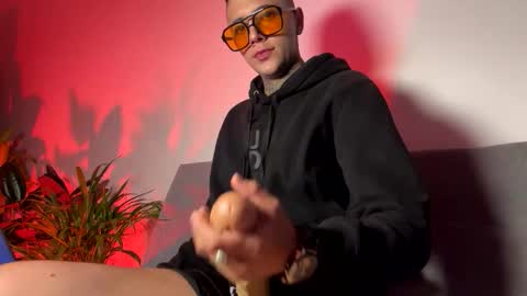 Snapshot of phillip_brownn chatting on 04.10.26 PHILLIP online show from 04.10.26