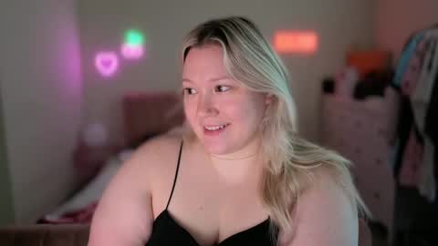 Snapshot of piggyrose chatting on 11.02.25 Piggy Rose online show from 11.02.25