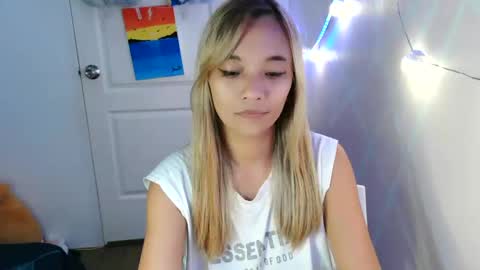 Snapshot of pinay_beauty14 chatting on 02.19.25 pinay beauty14 online show from 02.19.25