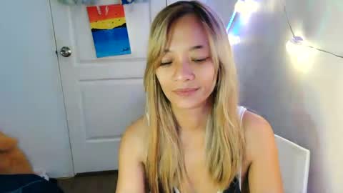 Snapshot of pinay_beauty14 chatting on 02.19.25 pinay beauty14 online show from 02.19.25