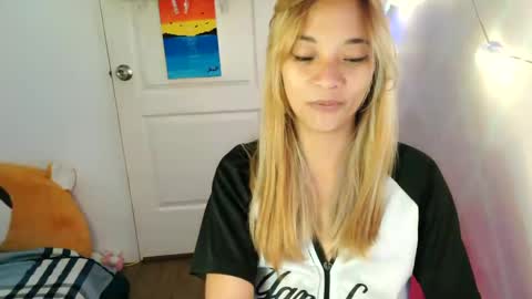 Snapshot of pinay_beauty14 chatting on 02.21.25 pinay beauty14 online show from 02.21.25