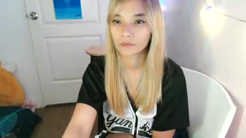 Snapshot of pinay_beauty14 chatting on 02.27.25 pinay beauty14 online show from 02.27.25