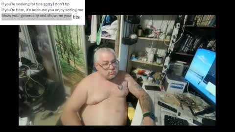 Snapshot of pini_z chatting on 01.15.25 pini_z online show from 01.15.25