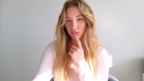 Snapshot of pink_rosee_ chatting on 09.20.25 online show from 09.20.25