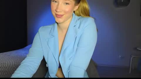 Snapshot of pink_rosee_ chatting on 10.10.25 online show from 10.10.25