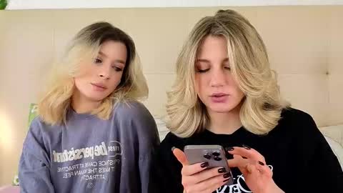 Snapshot of pinkadele chatting on 12.18.25 Adele online show from 12.18.25