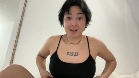 Snapshot of pinkeyeprincess chatting on 11.17.25 pinkeyeprincess online show from 11.17.25